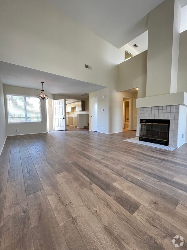 Building Photo - JUST REFURBISHED SPACIOUS DUAL MASTER COND... Rental