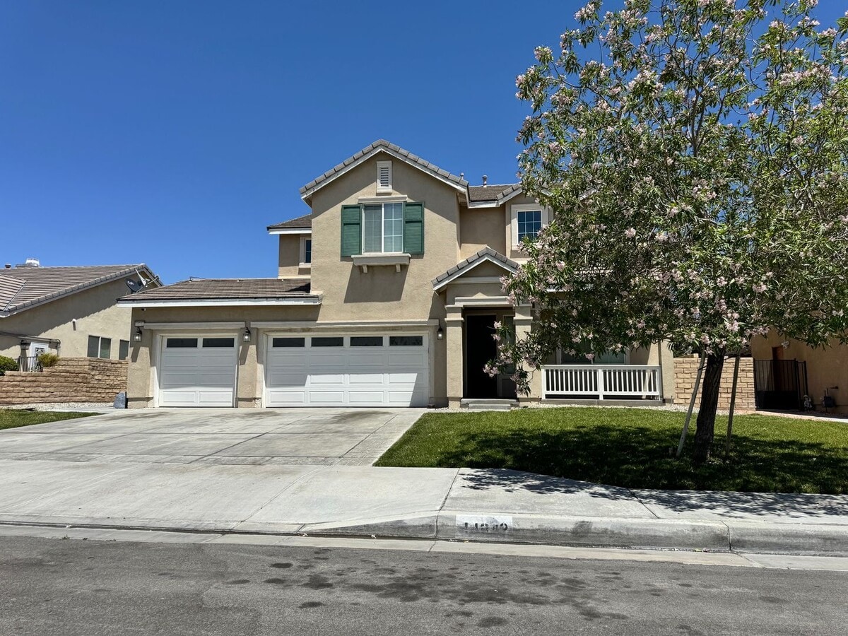 Photo - Gorgeous Westside 5 + 3 With Solar - $3700 House
