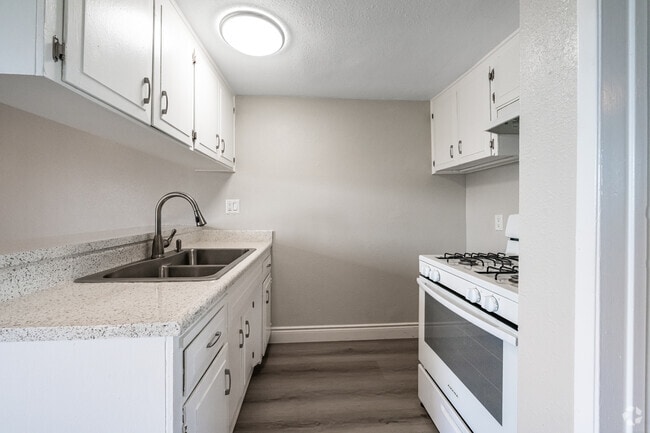 1BR, 1BA - 440SF - Kitchen - South Pointe Apts