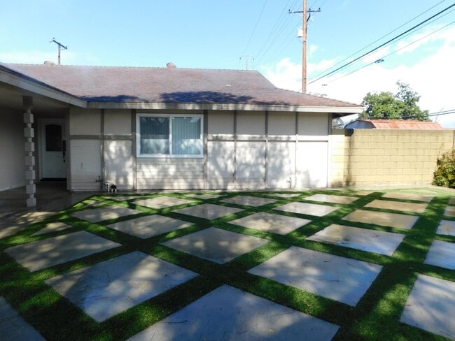 Photo - Spacious 5 Bed, 2 Bath one story house in the city of Orange.