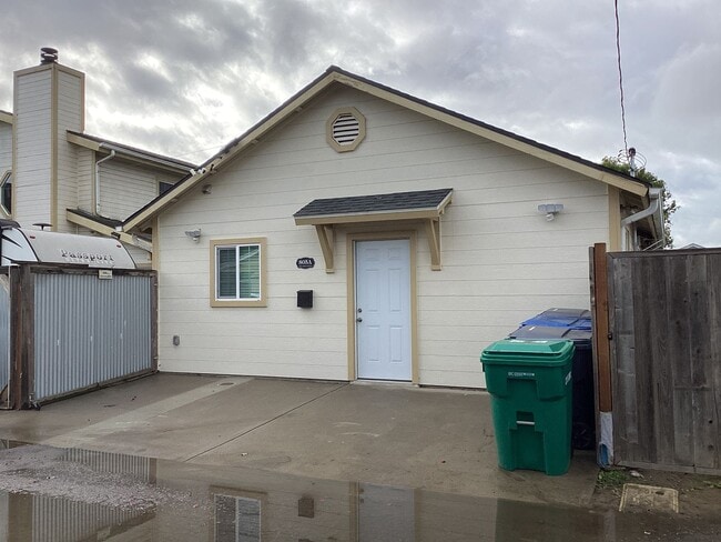 Building Photo - Beautifully Designed 1 Bedroom ADU