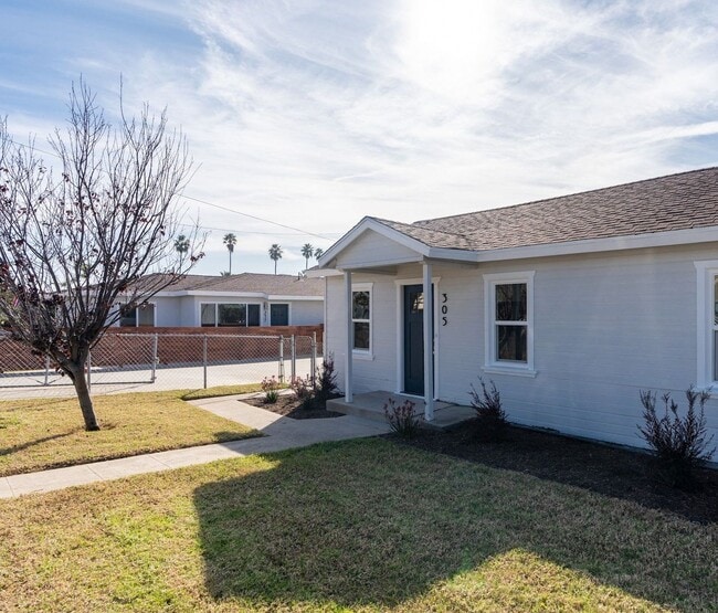 Building Photo - Welcome to your beautifully renovated single level home in the heart of Oceanside! Unit 305 Holly St.