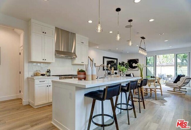 Photo - 1651 S Hayworth Ave