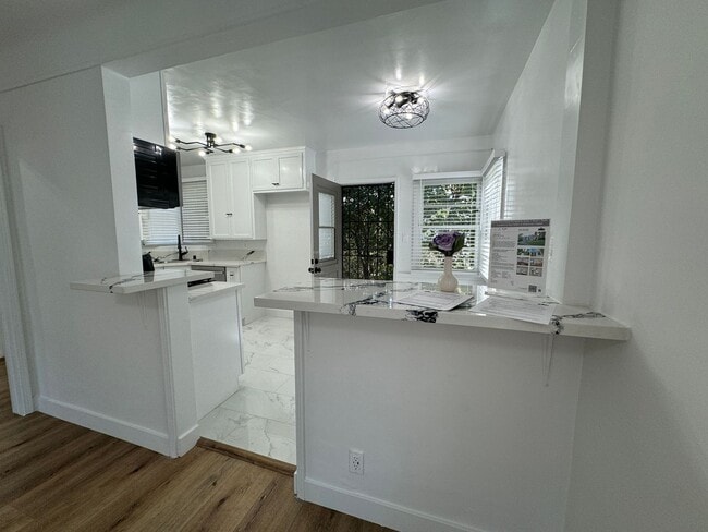 Photo - 14443-14445 1/4 Dickens St