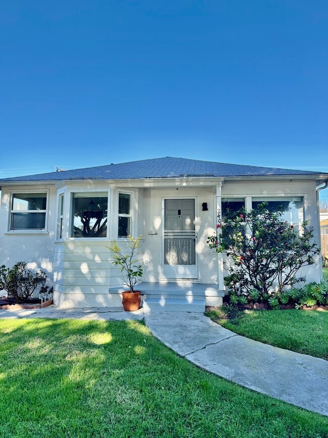 Photo - 2401 Oak St Unit Front