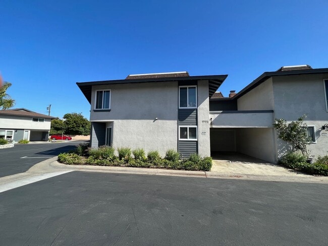 Beautifully Remolded 3 Bed 2.5 Bath Townhome! - Beautifully Remolded 3 Bed 2.5 Bath Townhome!