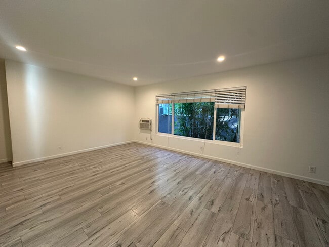 Photo - 7555 De Longpre Ave Unit 3