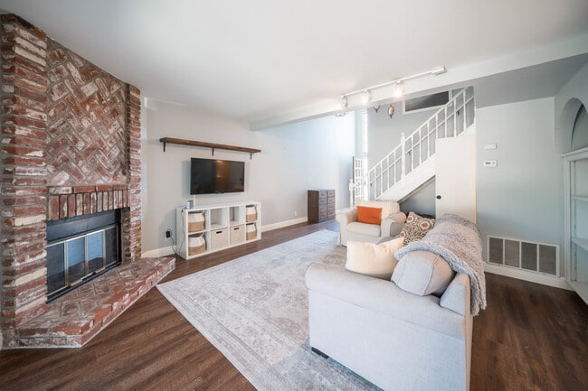 Building Photo - 1808 Cottonwood Ave