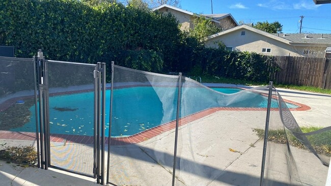 Photo - 8827 Darby Ave