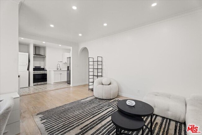 Photo - 205 S Reeves Dr Condo