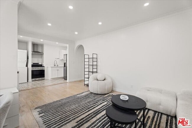 Building Photo - 205 S Reeves Dr Rental