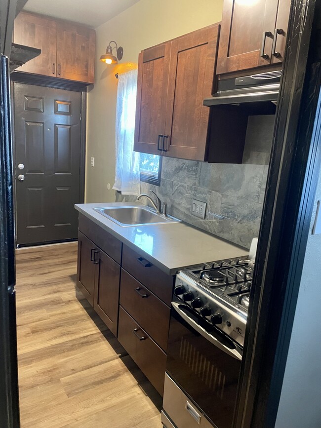 Building Photo - 1829 E 7th St Unit Downstairs Back