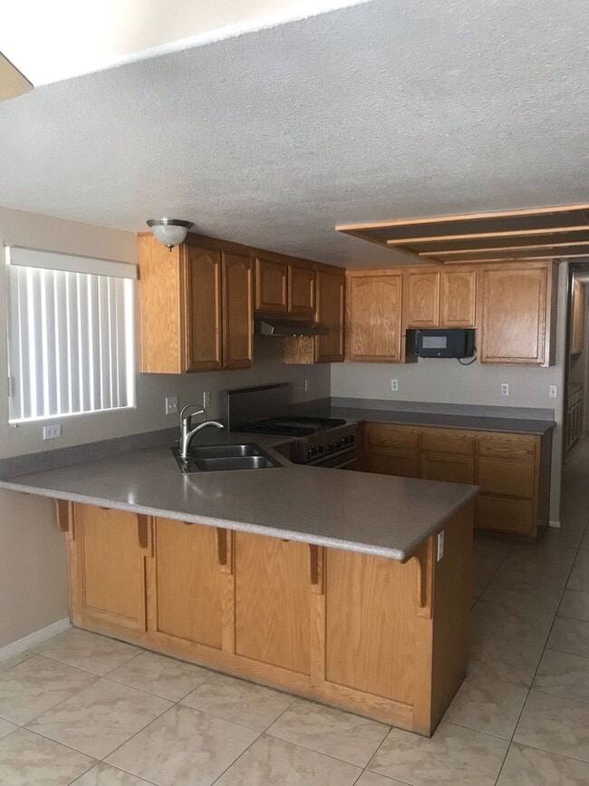 Photo - 4 BEDROOM HOME WITH VIEWS, NEAR WAALEW IN SYCAMORE ROCKS AREA OF APPLE VALLEY.