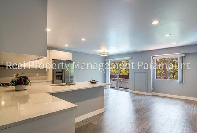Building Photo - Spacious Condo with Relaxing Pool Views