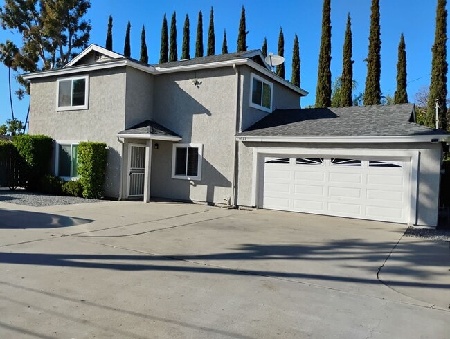 Building Photo - Like new 4 BR/3 Full Baths