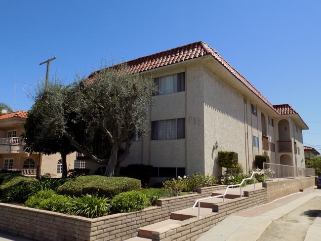 Building Photo - 927 W 9th St Unit Apt #2