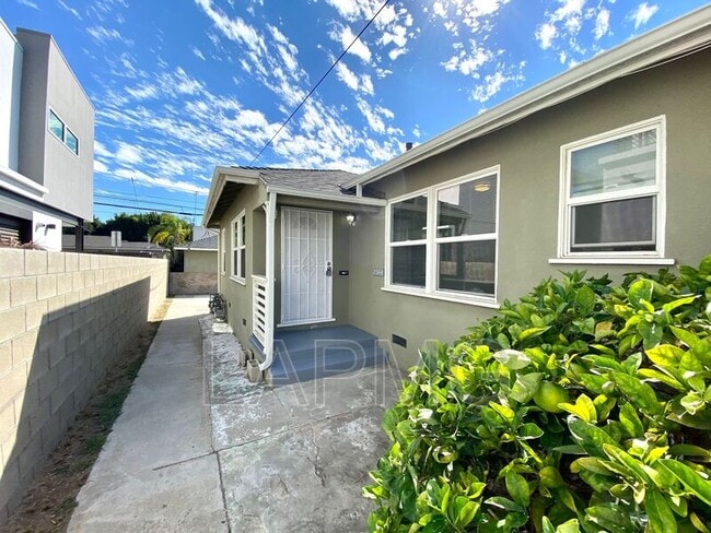 Building Photo - 2312 Ocean Park Blvd