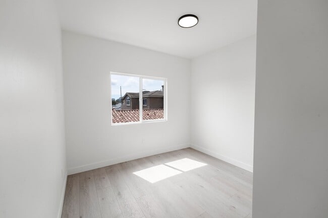 Photo - 2860 Webster Ave Unit 2860 Webster G