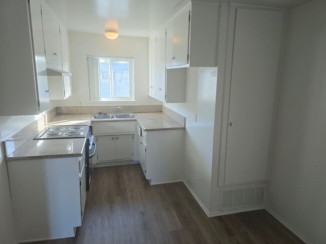Photo - 393 N Oak St Unit F