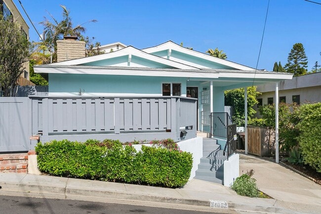 Charming Lantern District Bungalow - Charming Lantern District Bungalow House
