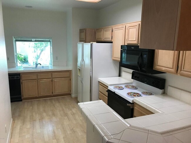 Nice Oak Park Corner Unit Townhome Which I... - Nice Oak Park Corner Unit Townhome Which I...