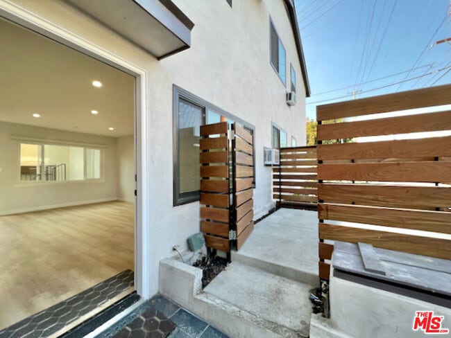 Building Photo - 901 S Barrington Ave Unit A Rental