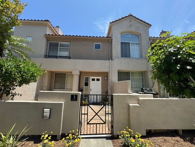 Beautiful 2 Story, 2 Bedroom plus Large Lo... - Beautiful 2 Story, 2 Bedroom plus Large Lo... House