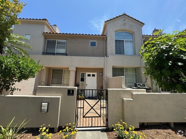 Building Photo - Beautiful 2 Story, 2 Bedroom plus Large Lo... Rental