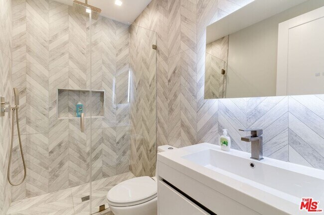 Photo - 4826 Pickford St