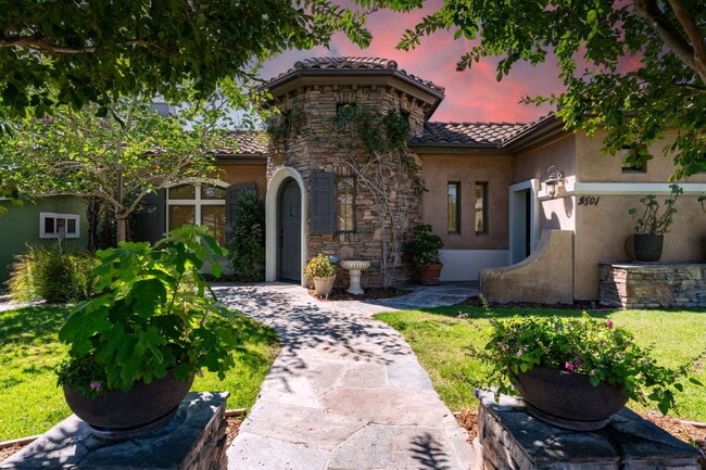 Building Photo - Sophisticated Mediterranean Villa in Newpo...