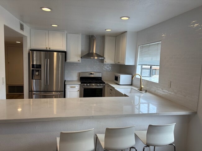 Building Photo - 1216 S Saltair Ave Unit Saltair 101