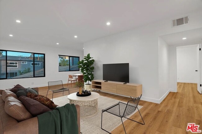 Photo - 950 Havenhurst Dr Unit 6