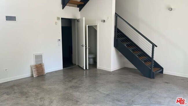 Photo - 800 Hampton Dr Unit H