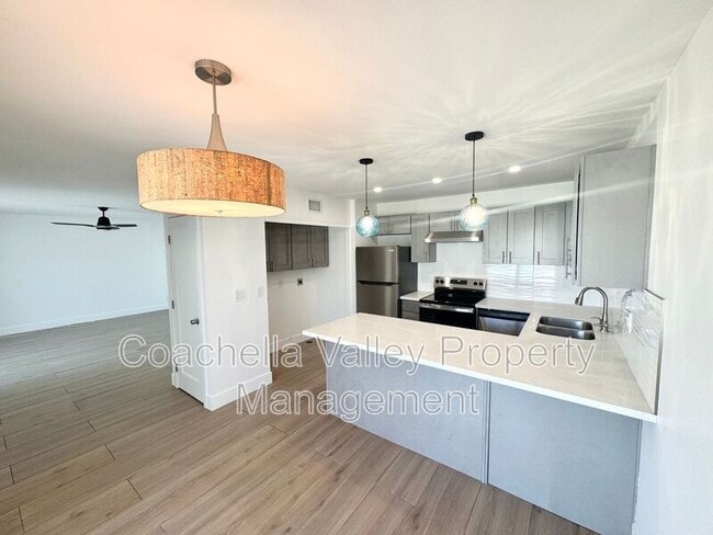 Building Photo - 73525 Shadow Mountain Dr Unit 5