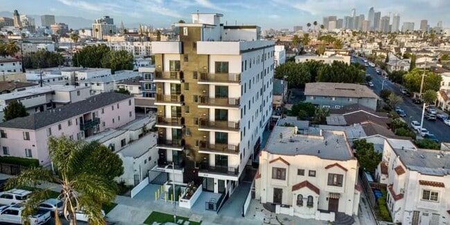Building Photo - 924 S Catalina St