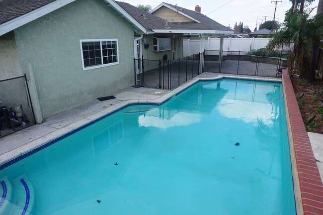 Photo - Charming 3 Bed 2 Bath Pool Home in City of Orange