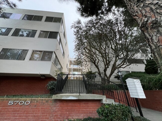 Building Photo - 5700 Ravenspur Dr Unit #209
