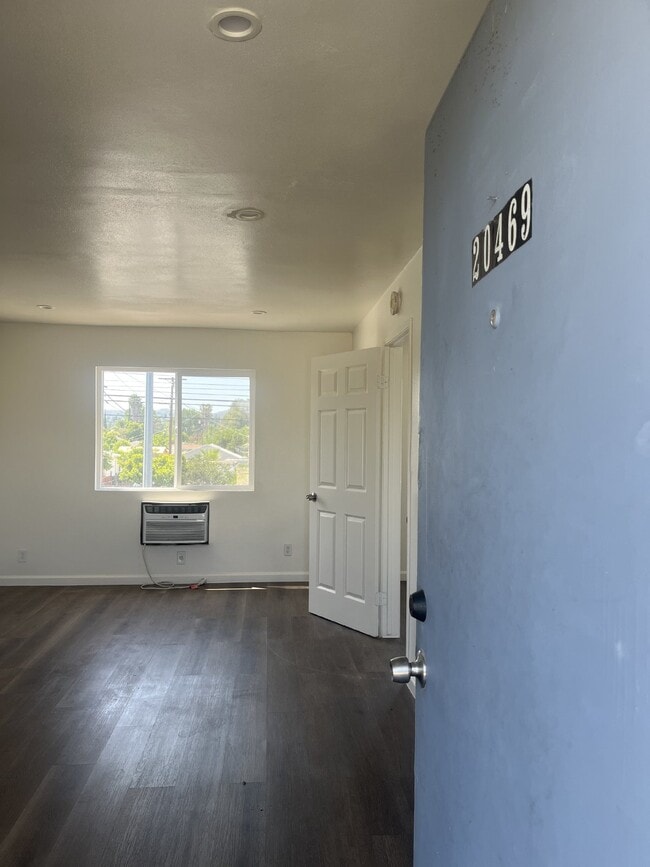 Photo - 20469 Vanowen St