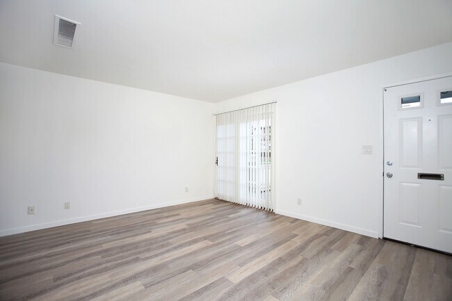 Photo - 5156 Dawes St