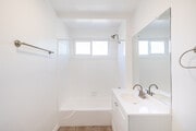 1BR, 1BA - 727SF - Bathroom - 909 Palm Ave