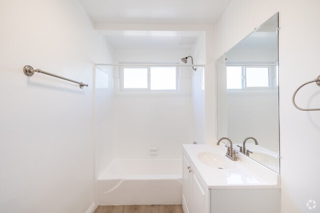 1BR, 1BA - 727SF - Bathroom - 909 Palm Ave