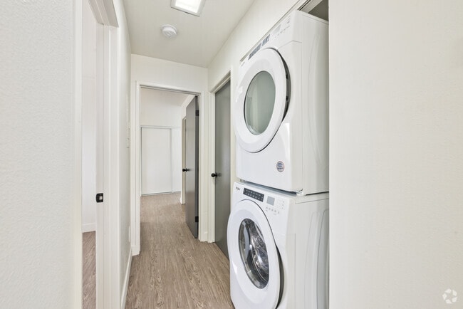 2BR, 2BA - 800SF - Laundry - Country Club Apartments