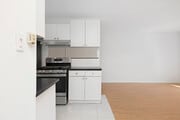2BD, 1BA - 1000SF - Kitchen - 623 Westbourne Dr Apartments