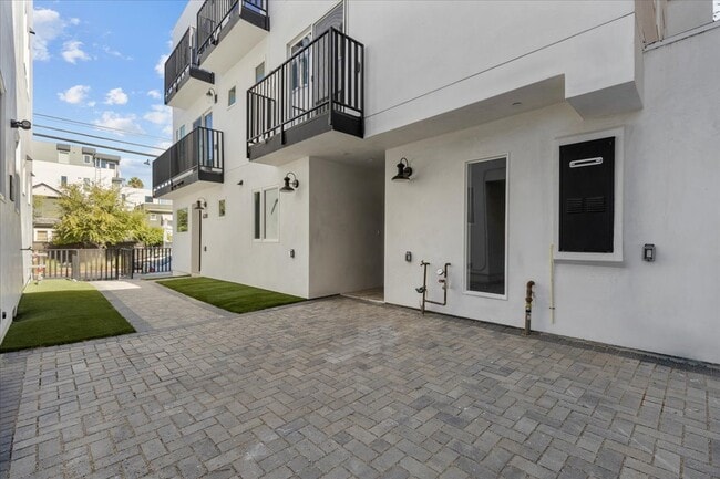 Photo - 6322 Willoughby Ave Unit 6322 Willoughby ave