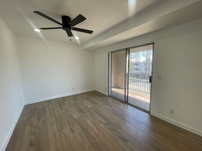 Modern 2-Bedroom Apartment in Gated Van Nu... - Modern 2-Bedroom Apartment in Gated Van Nu... Unit 17