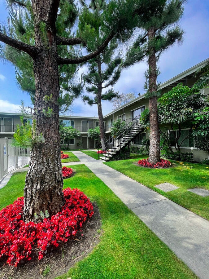 Carlton Park Apartments - Carlton Park Apartments