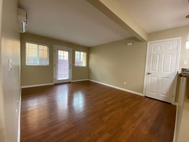 Photo - m583 - Wyatt Unit 5252-130