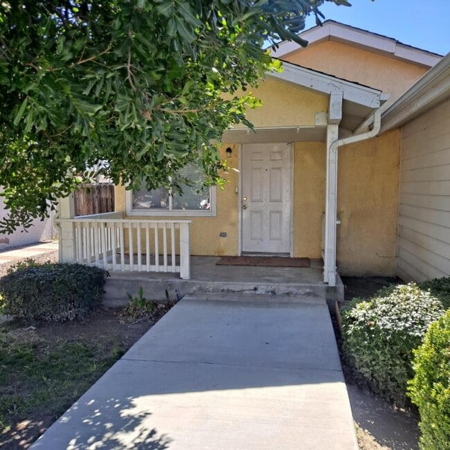 Building Photo - 640 E Shaver St