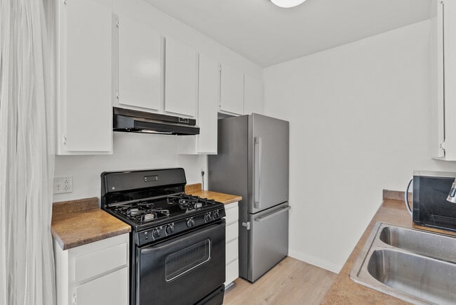 Photo - 21000 Parthenia St