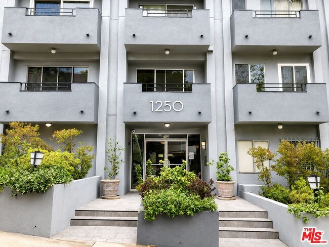 Building Photo - 1250 Kings Rd Unit 506